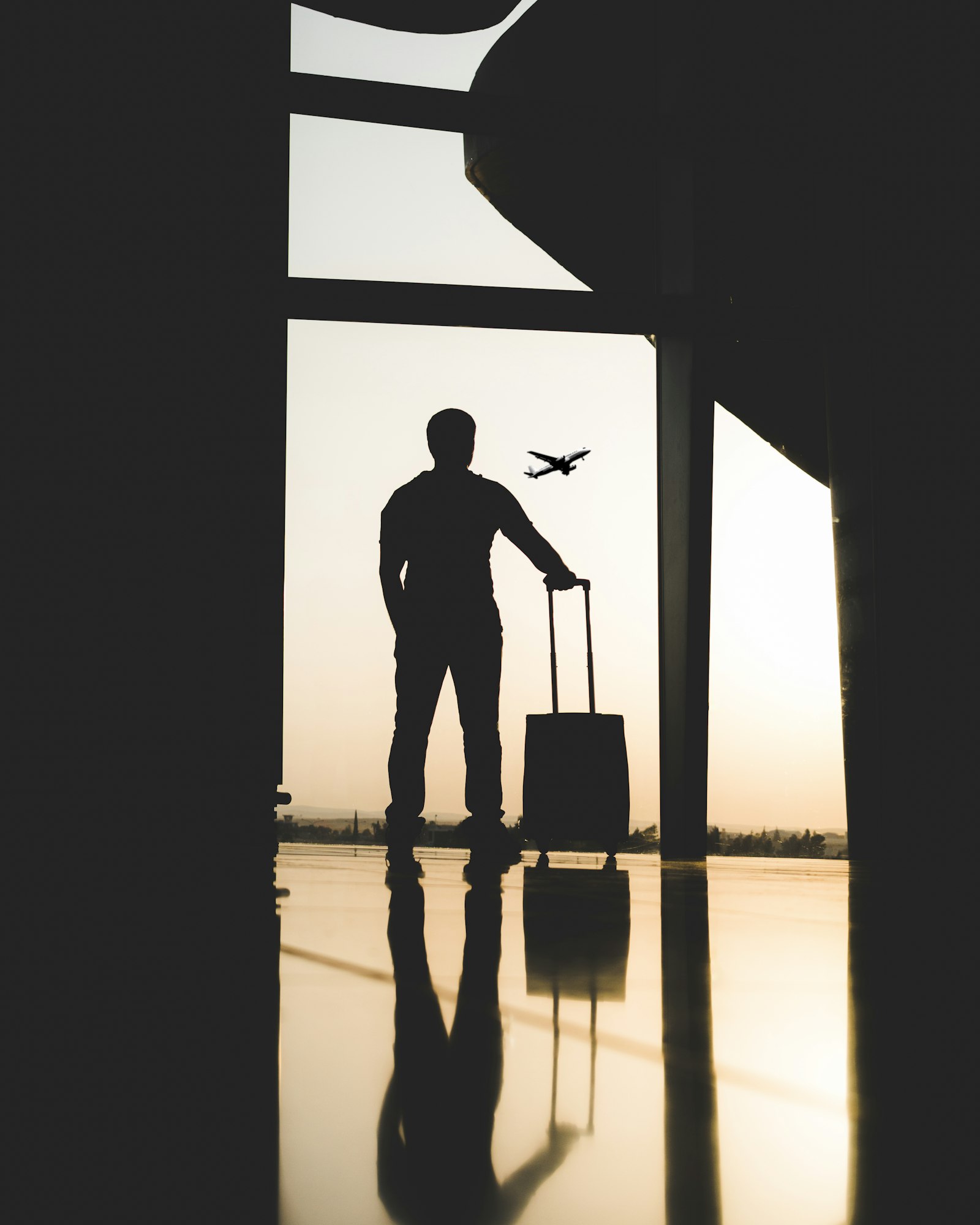 Valise tirée dans un hall d'aéroport