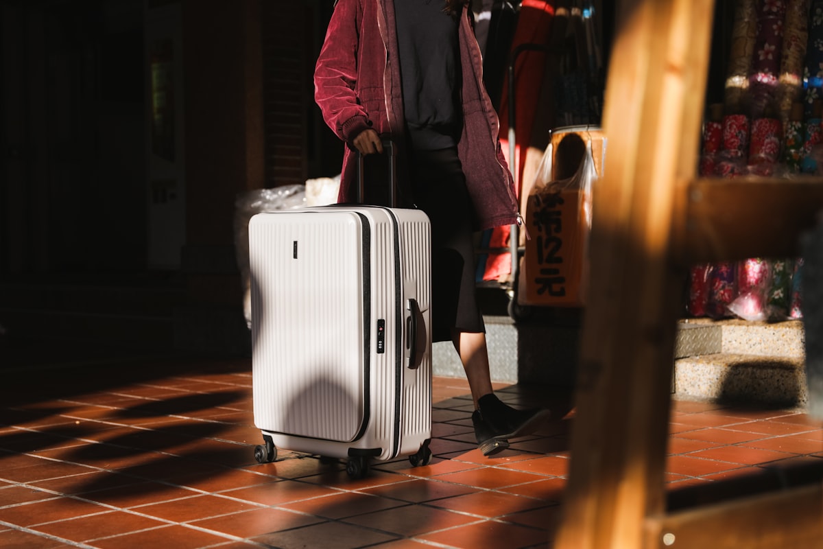 Voyageur marchant avec sa valise